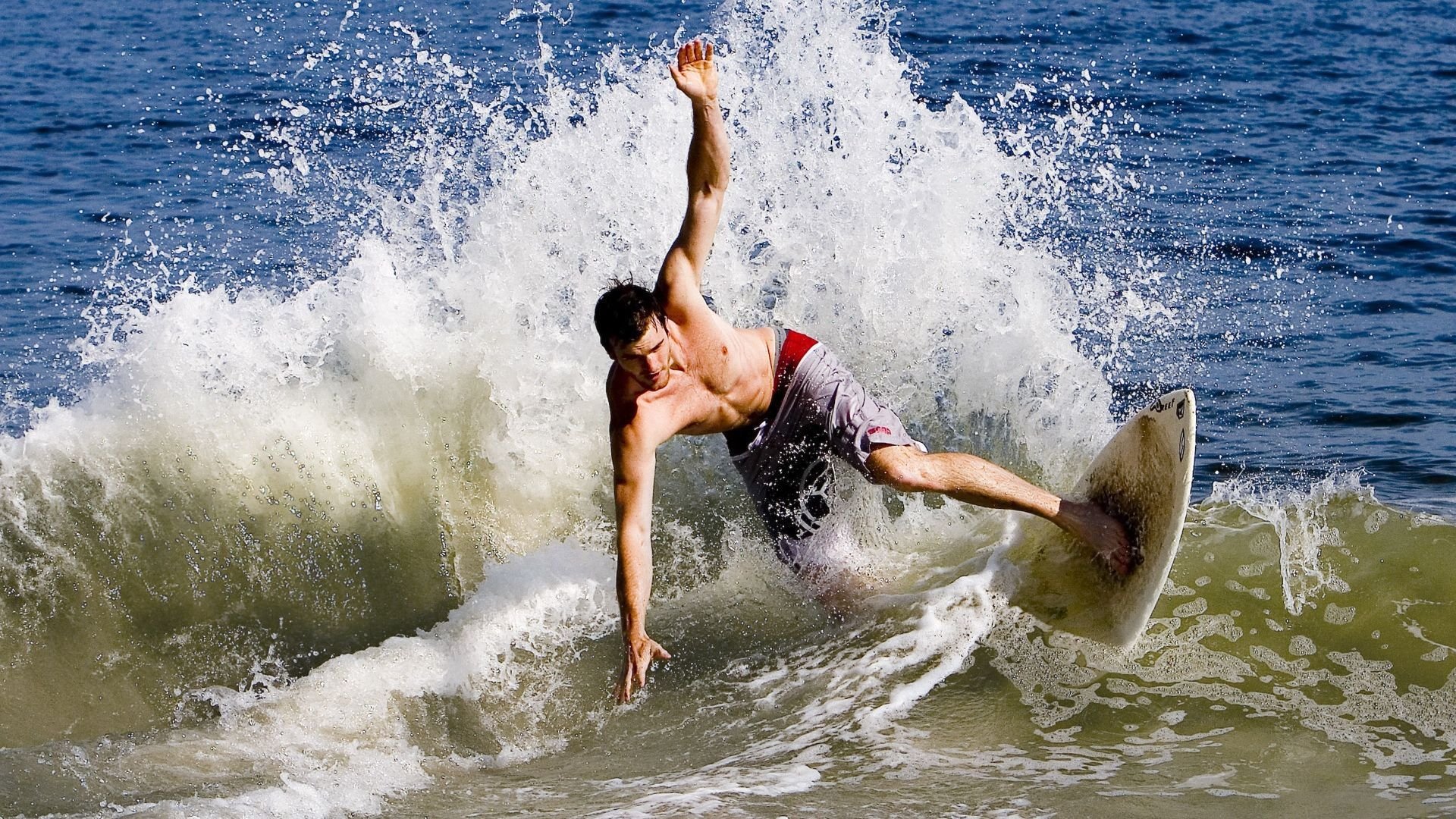 校园足球推广计划深入推进，青少年热情高涨，校园足球的推广